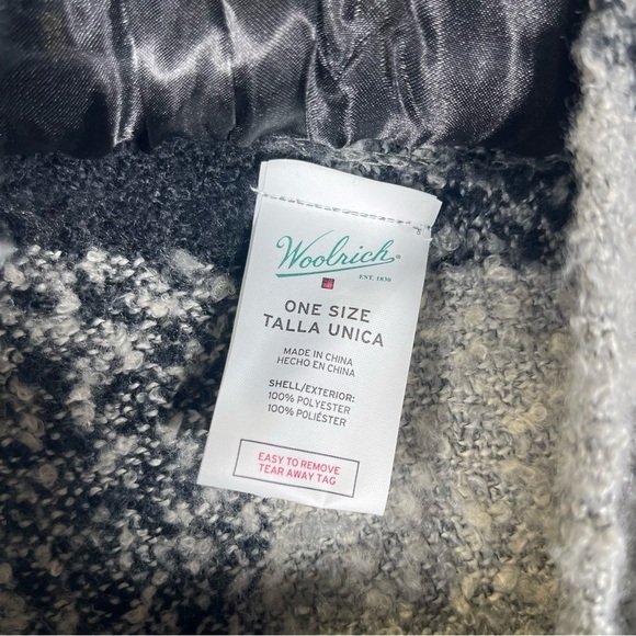 Woolrich Cozy Amelia Plaid Blanket Wrap Poncho Black Grey White Soft One Size - Picture 7 of 8